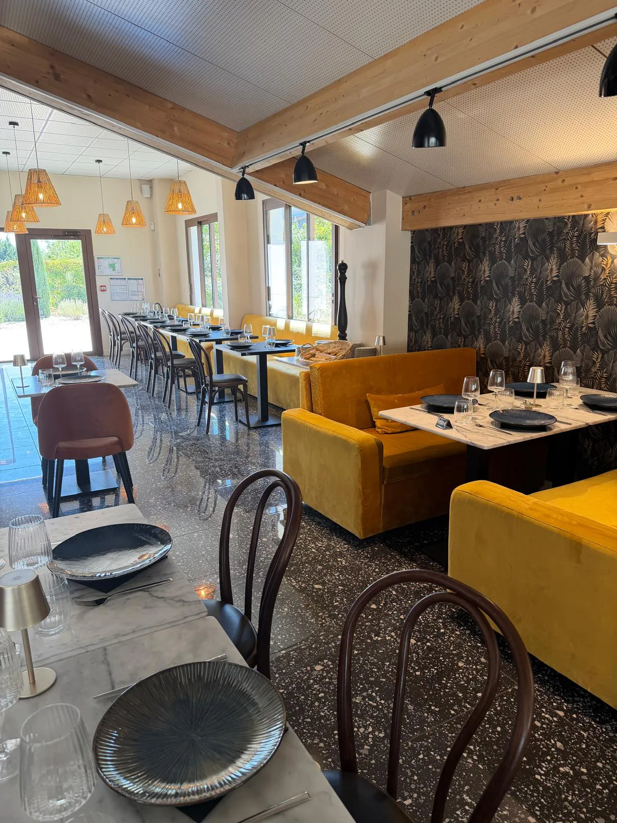 Salle du restaurant Pakal aux banquettes de velours, dressée pour un repas de groupe convivial.