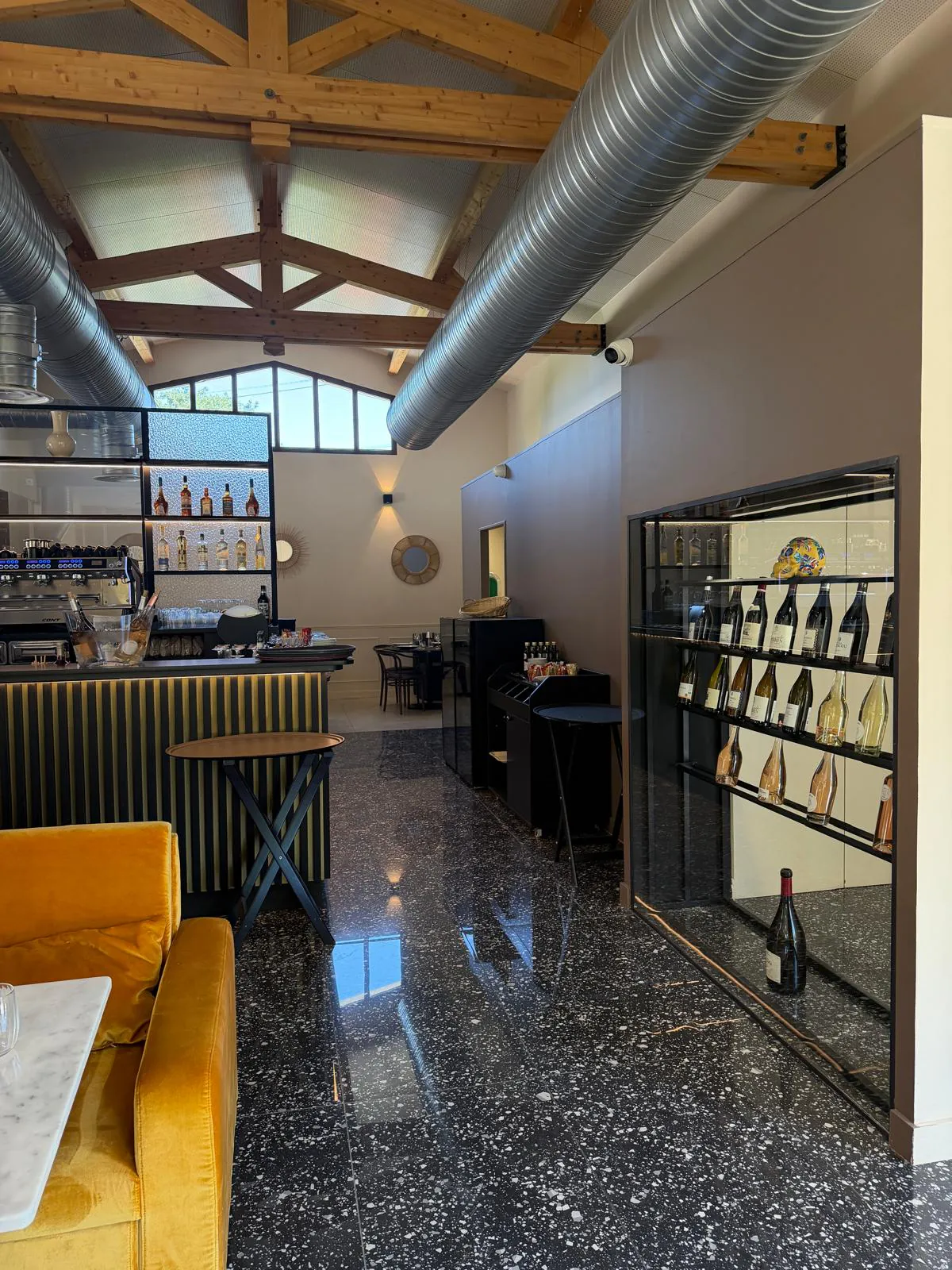 Bar en bois et cave à vins du restaurant Pakal, décor propice aux soirées conviviales entre amis.