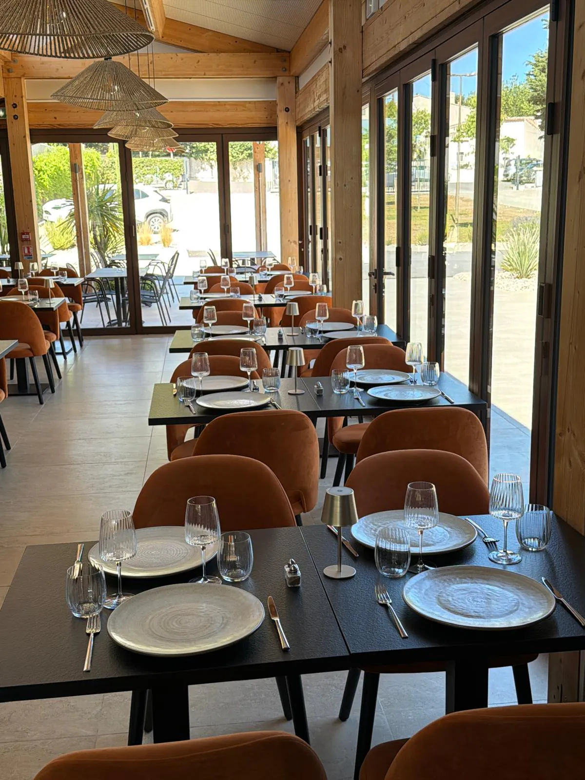 Salle de restaurant Pakal aux tables dressées, cadre familial et convivial à Bouc-Bel-Air.