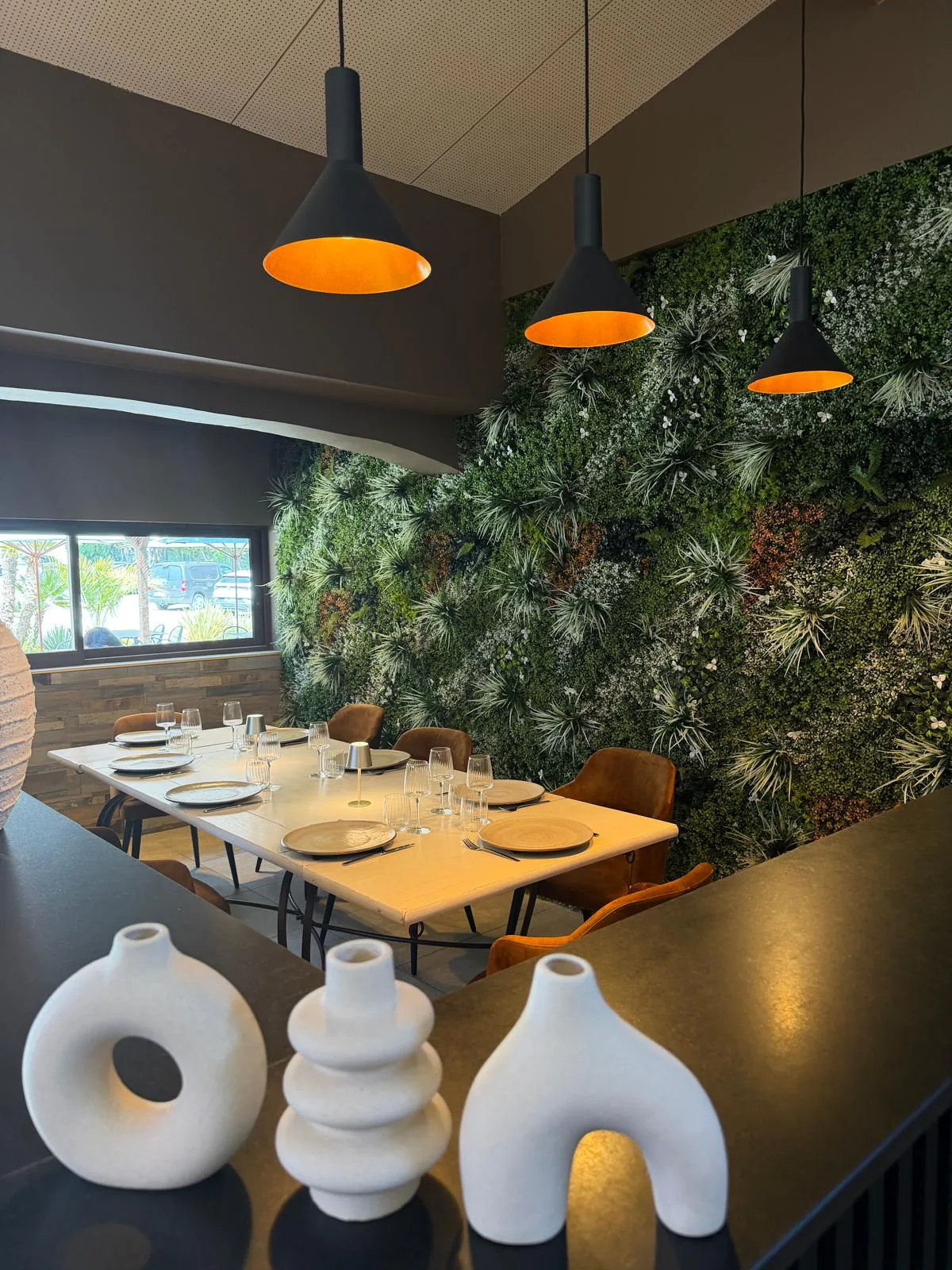 At the southern gateway of Aix, minutes from Luynes, Pakal brings together world cuisine, a premium setting and a large terrace — for lunch as much as a lingering dinner.