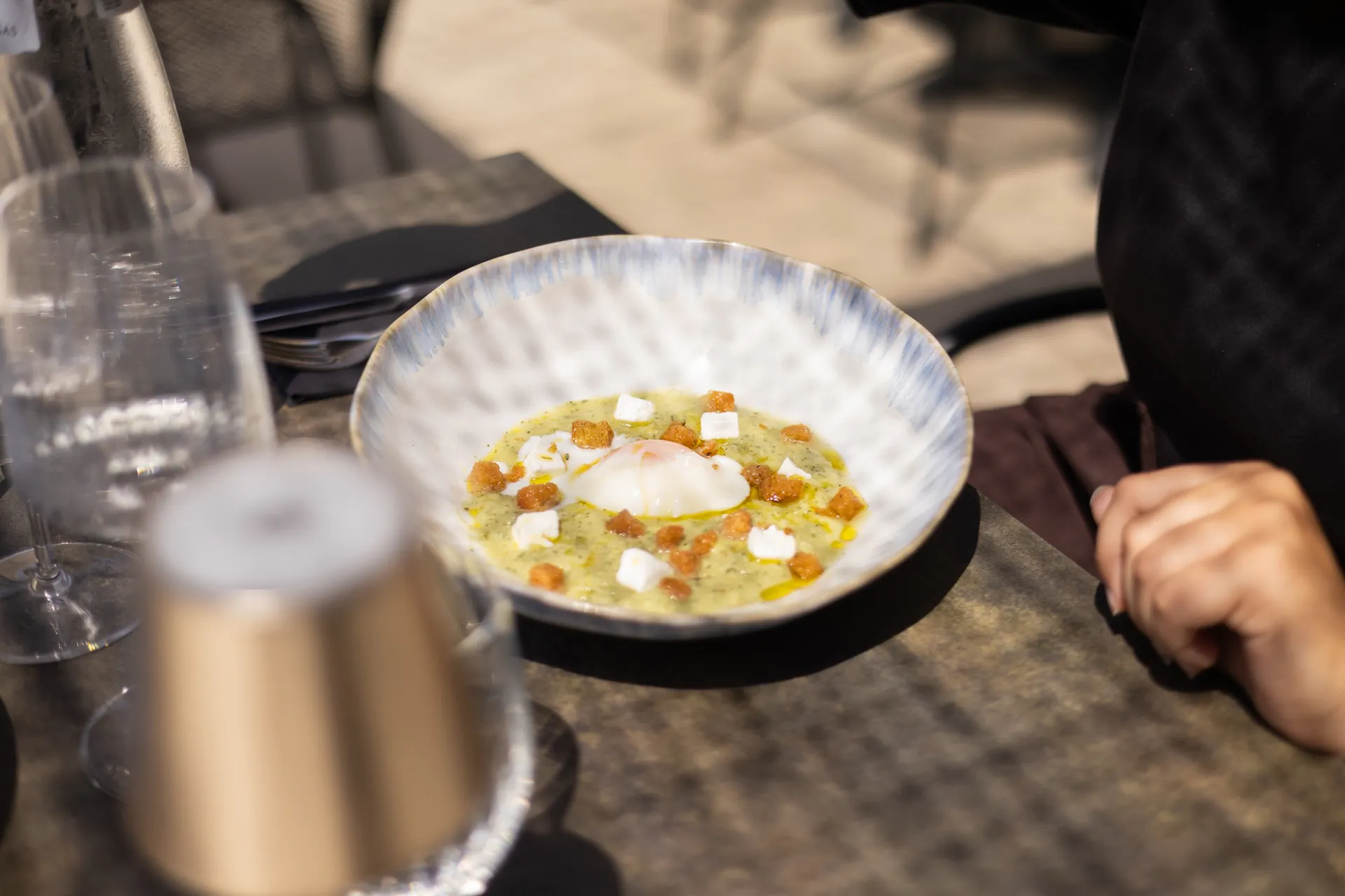 Plat de cuisine du monde chez Pakal, entre Méditerranée, Asie et Amériques