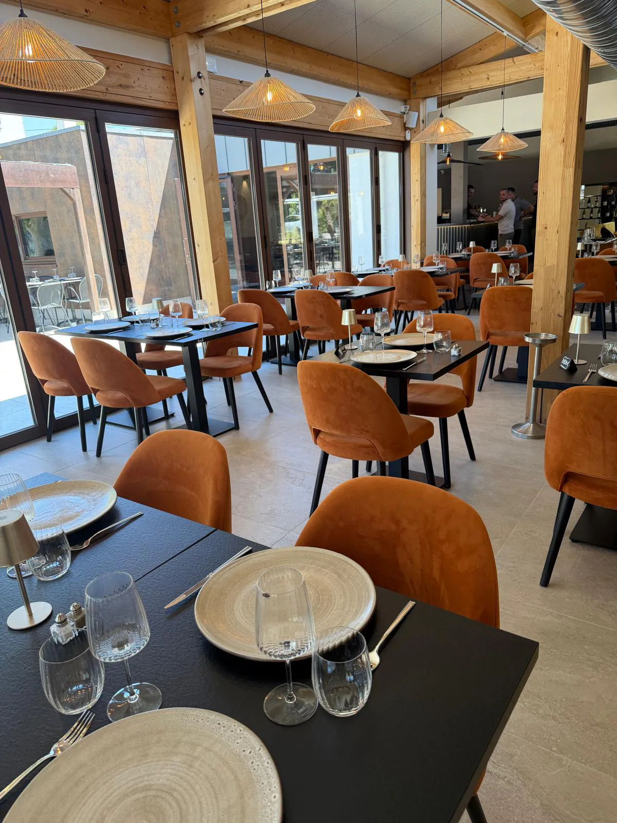 Salle moderne du restaurant Pakal aux banquettes de velours orange, ambiance premium pour un déjeuner professionnel à Bouc-Bel-Air.