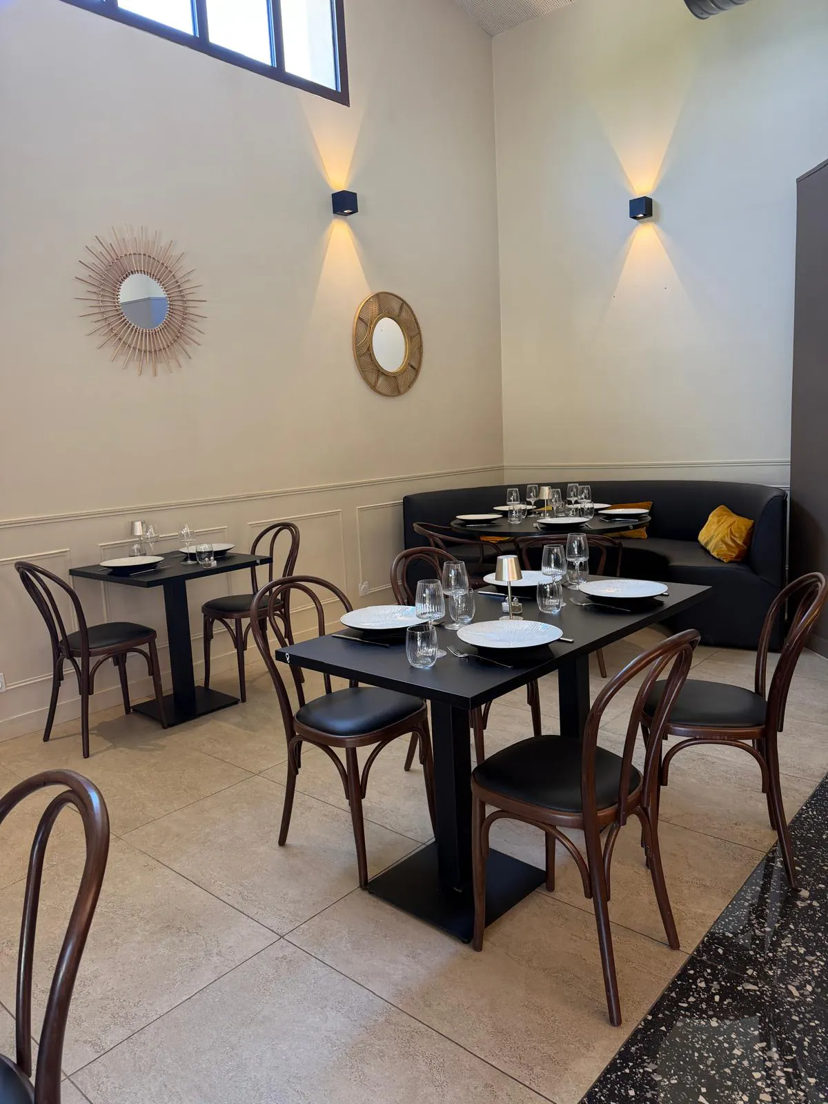 Minutes from Gréasque, Pakal brings together world cuisine, a premium setting and a large terrace — with real parking, and no hunt for a space.