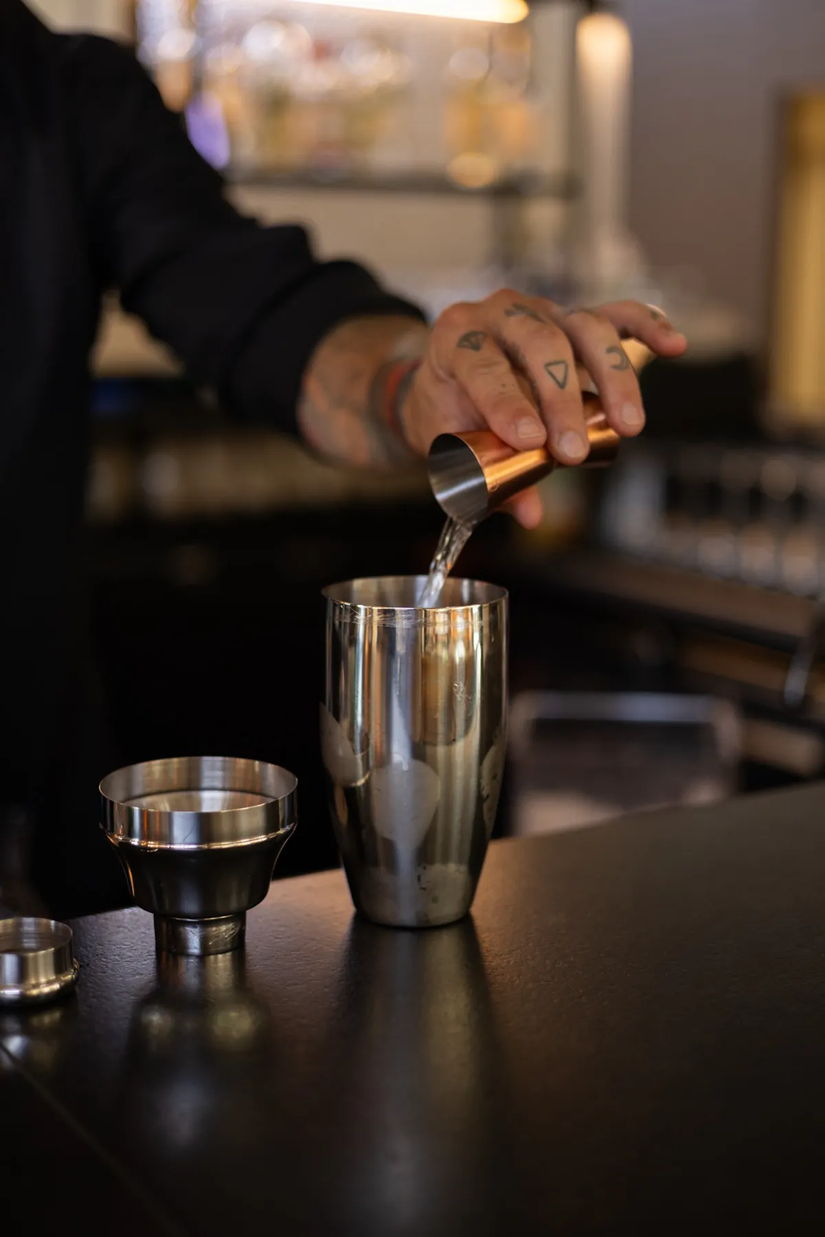Le bar noir et or du restaurant Pakal à Bouc-Bel-Air