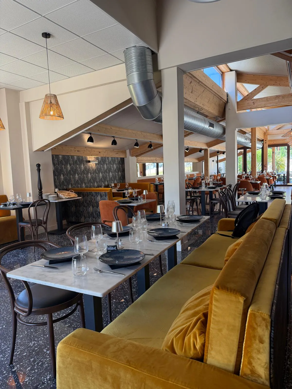 Salle intérieure du restaurant Pakal aux banquettes de velours moutarde, ambiance chaleureuse et conviviale à Bouc-Bel-Air.