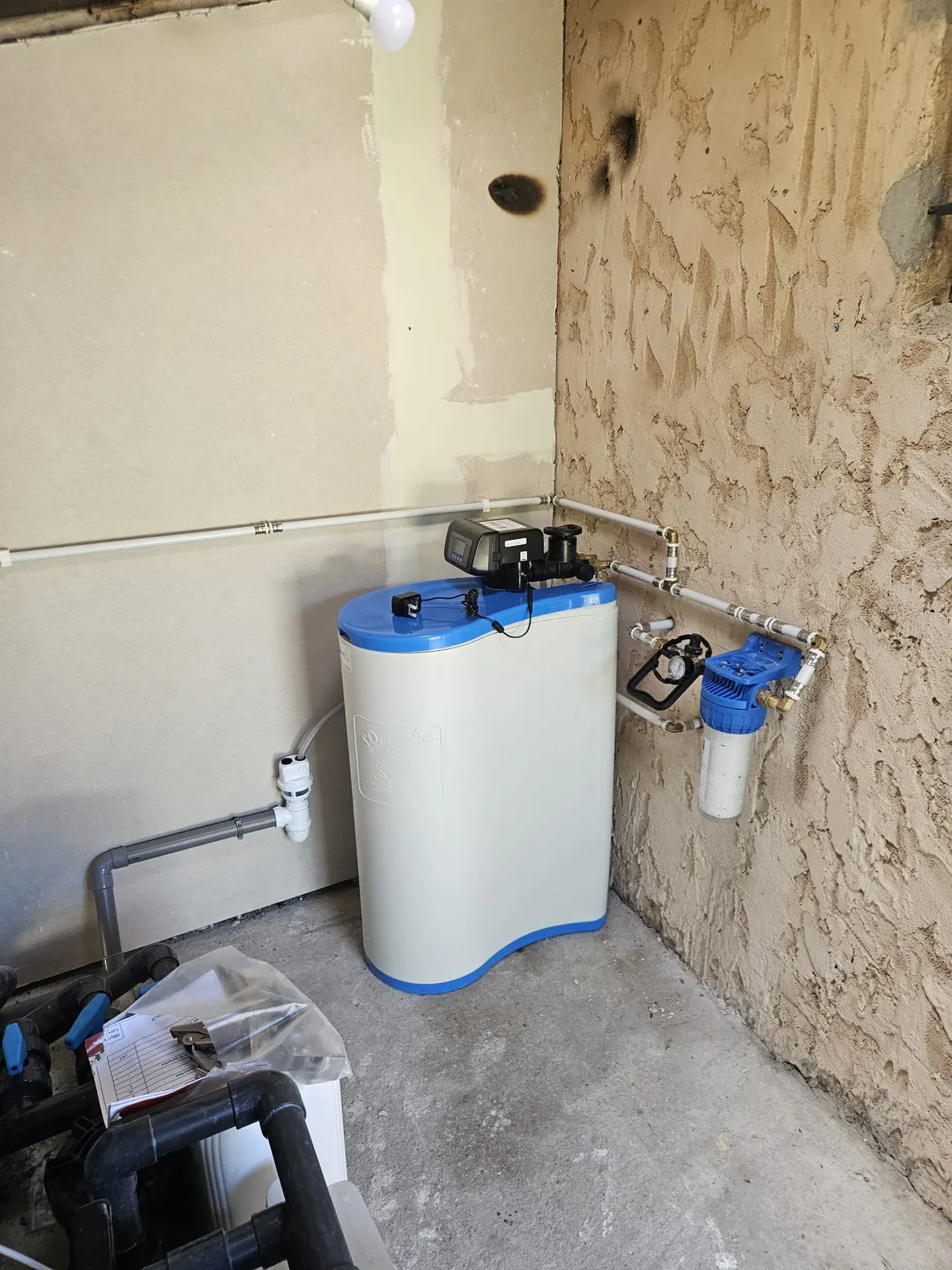 Adoucisseur et filtre raccordés — photographie de chantier CLG Plomberie