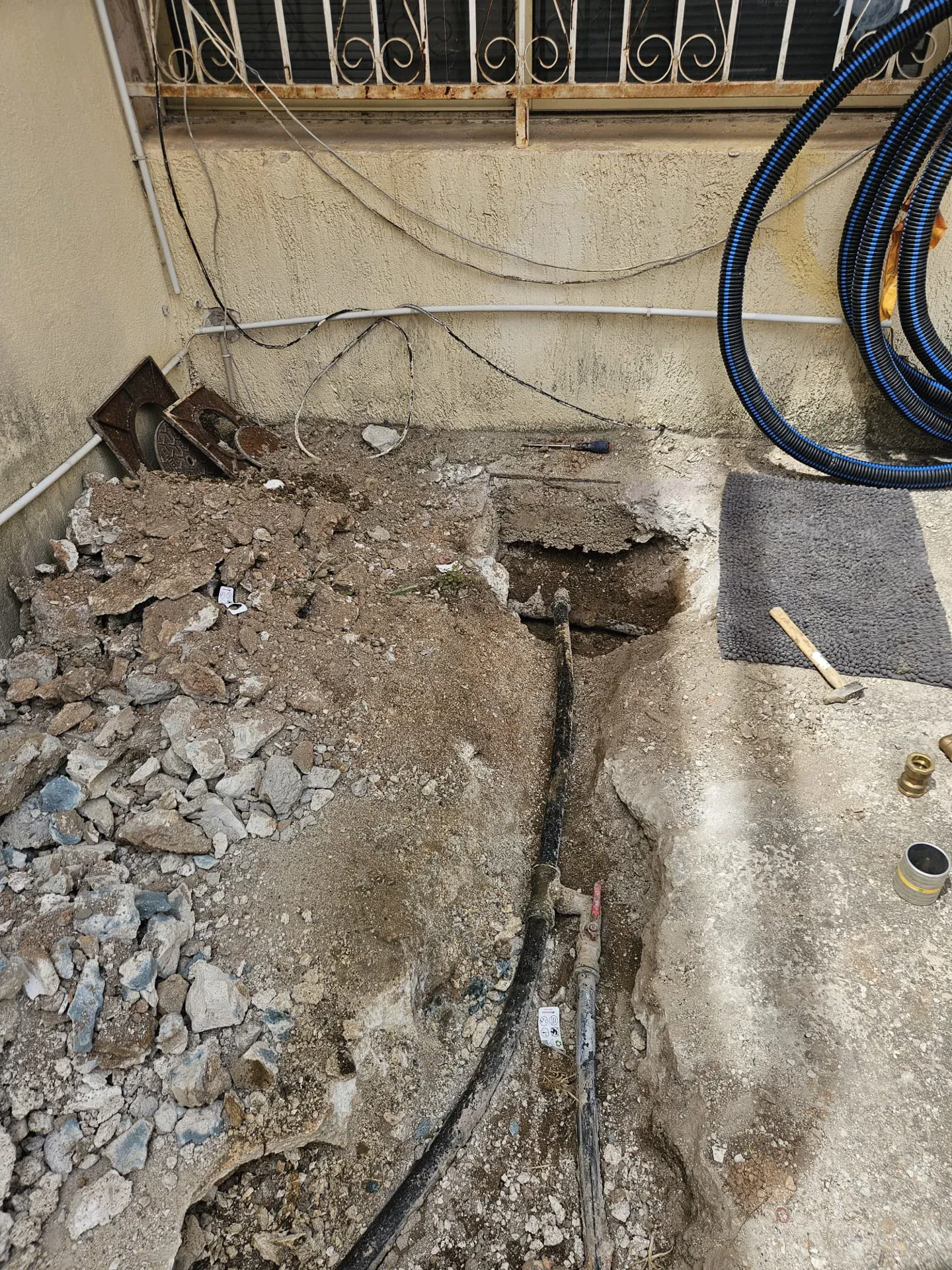 Vue du chantier et de la canalisation — photographie de chantier CLG Plomberie