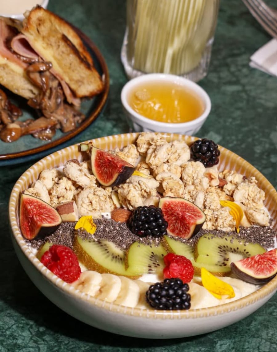 Bowl Seazon au granola maison, fruits frais et yaourt — recette de brunch