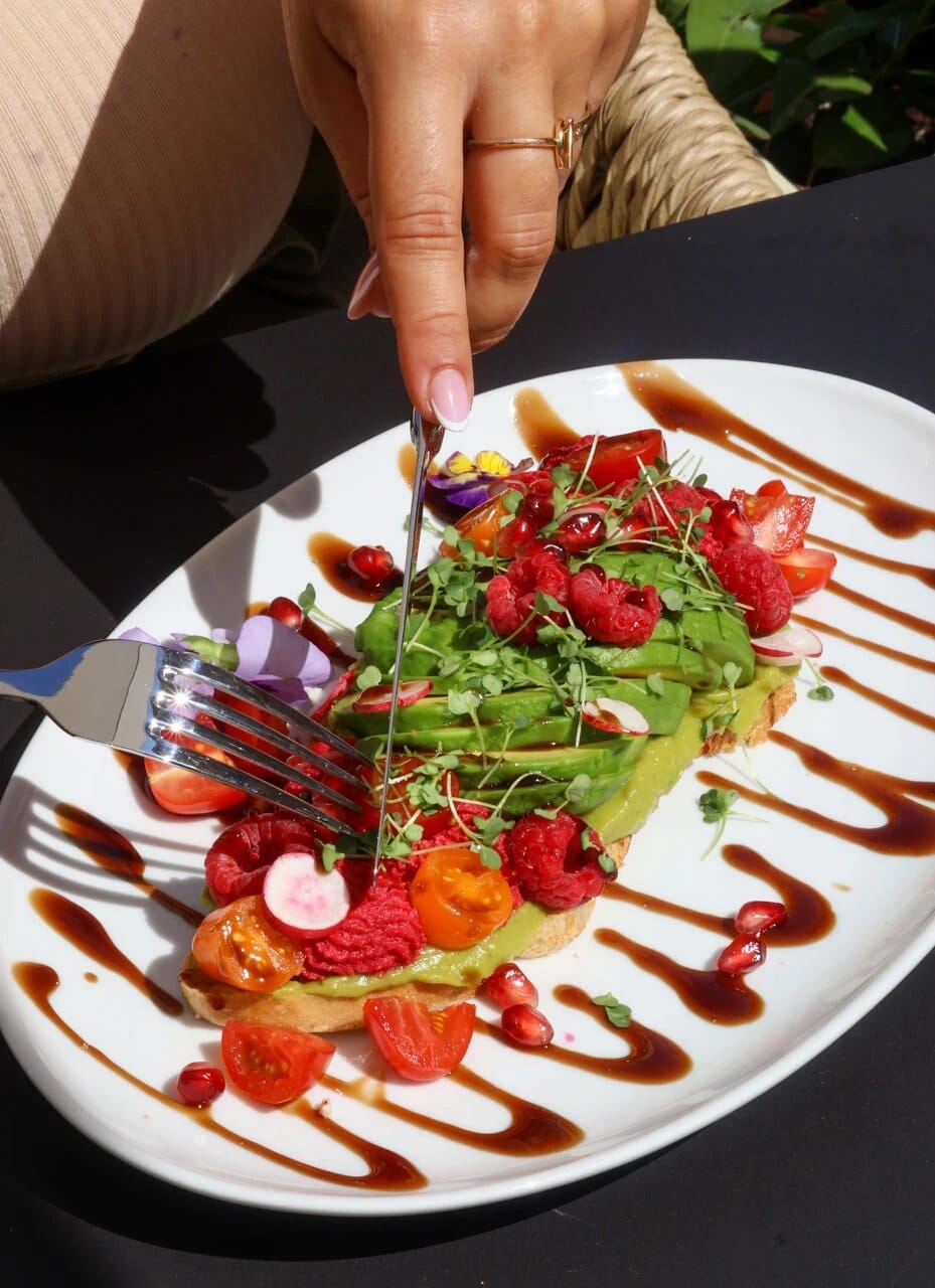 Avocado toast aux herbes fraîches — une idée de brunch végétarien généreux