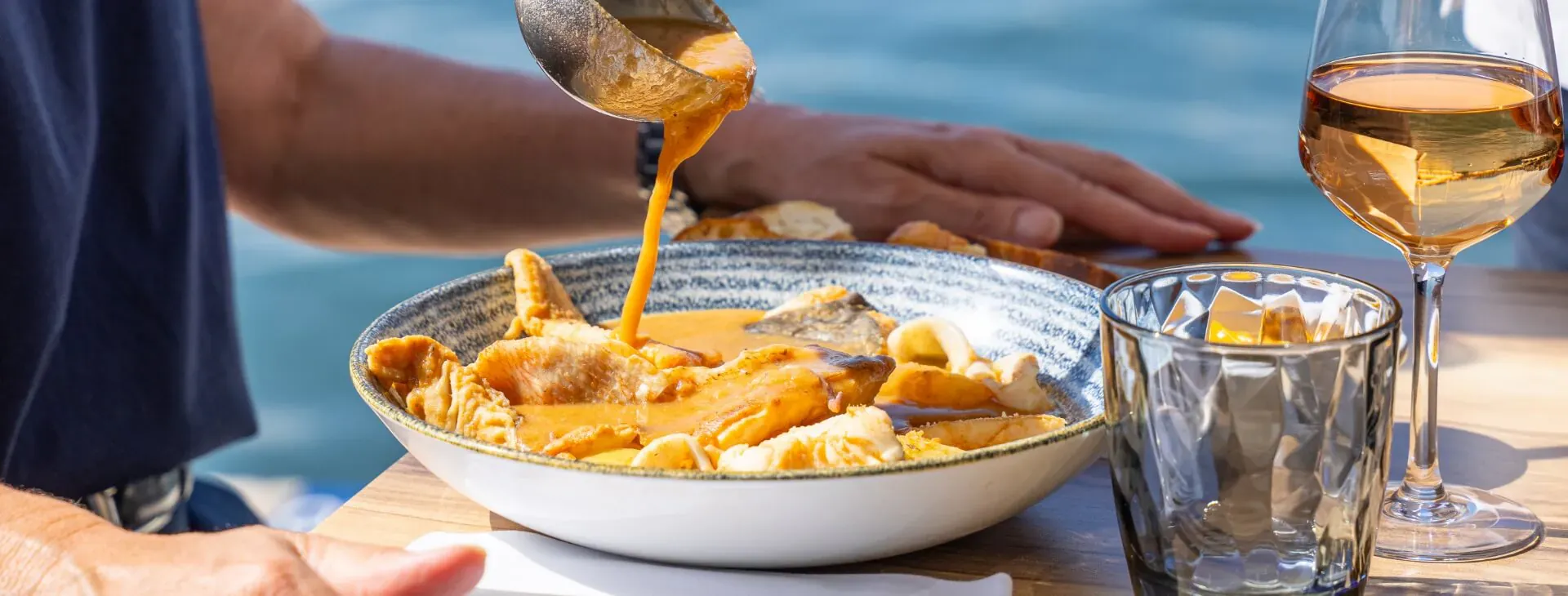 Bouillabaisse traditionnelle servie avec rouille et croûtons