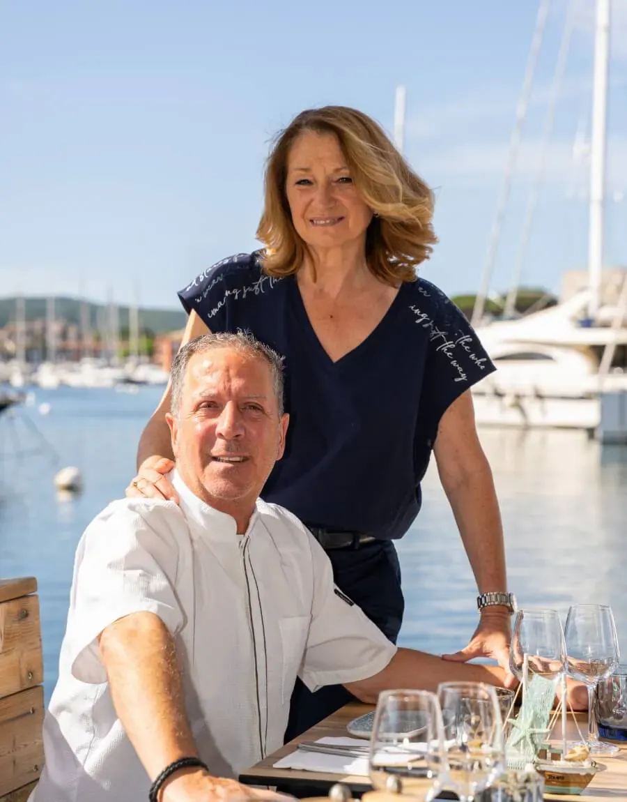 Le chef de La Marée dans sa cuisine, préparant des spécialités de poisson
