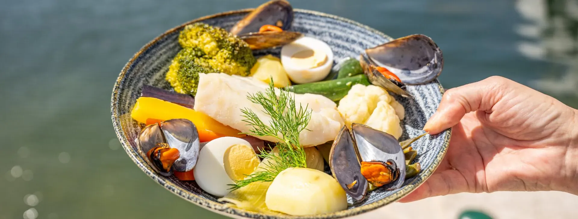 Aïoli de la mer au restaurant La Marée à Port Grimaud : moules, poisson et légumes servis face au port