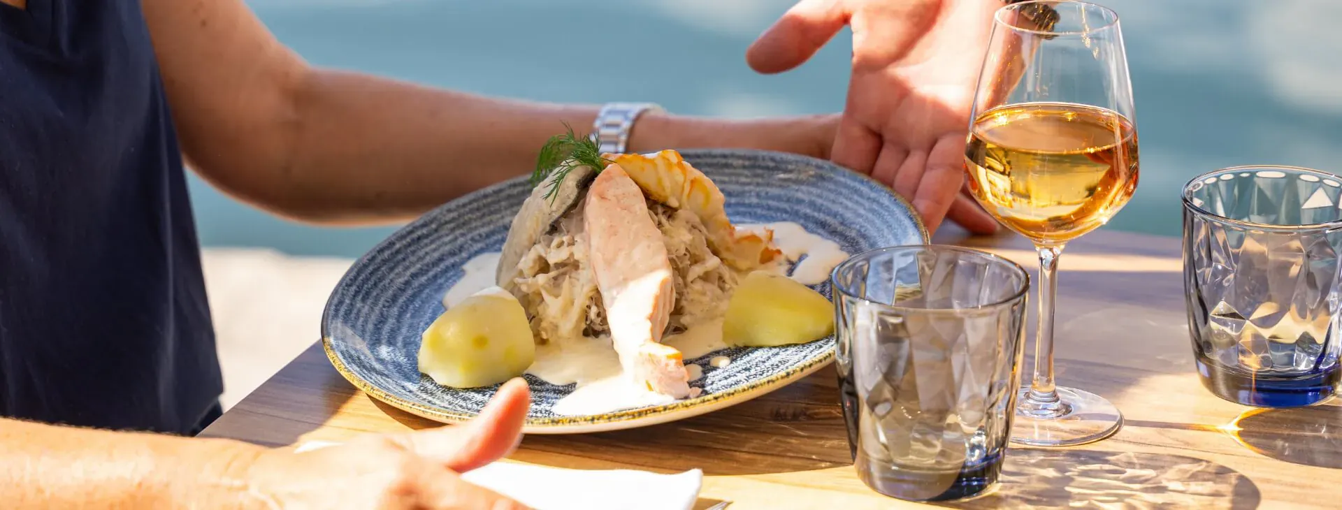Choucroute de la mer au restaurant La Marée à Port Grimaud, poisson servi en terrasse au bord de l'eau