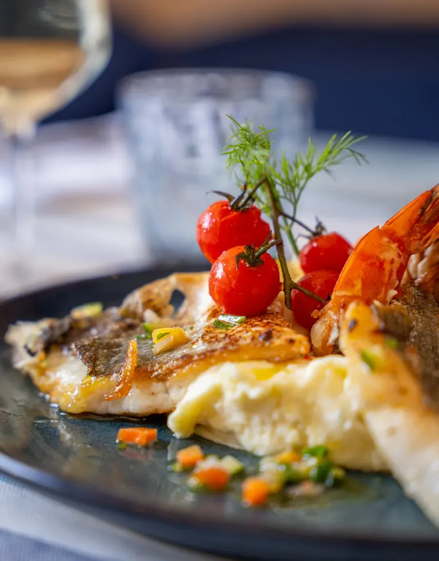 Filet de poisson soigneusement dressé à La Marée, produits de la mer sélectionnés frais chaque matin