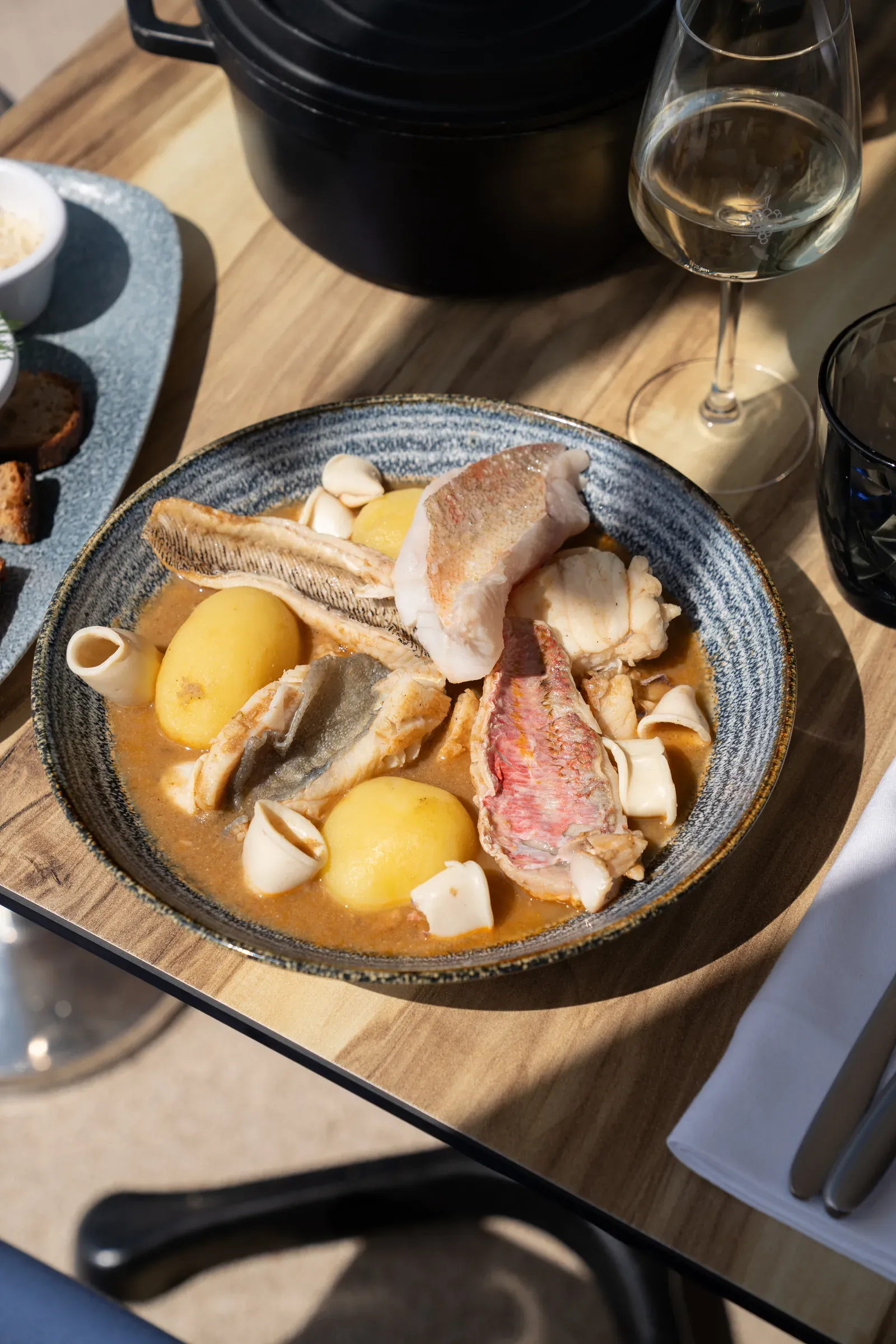 Bouillabaisse servie au restaurant La Marée à Port Grimaud : rascasse, lotte, rouget et pommes de terre dans son bouillon