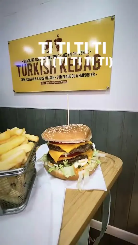 Burger et frites au restaurant