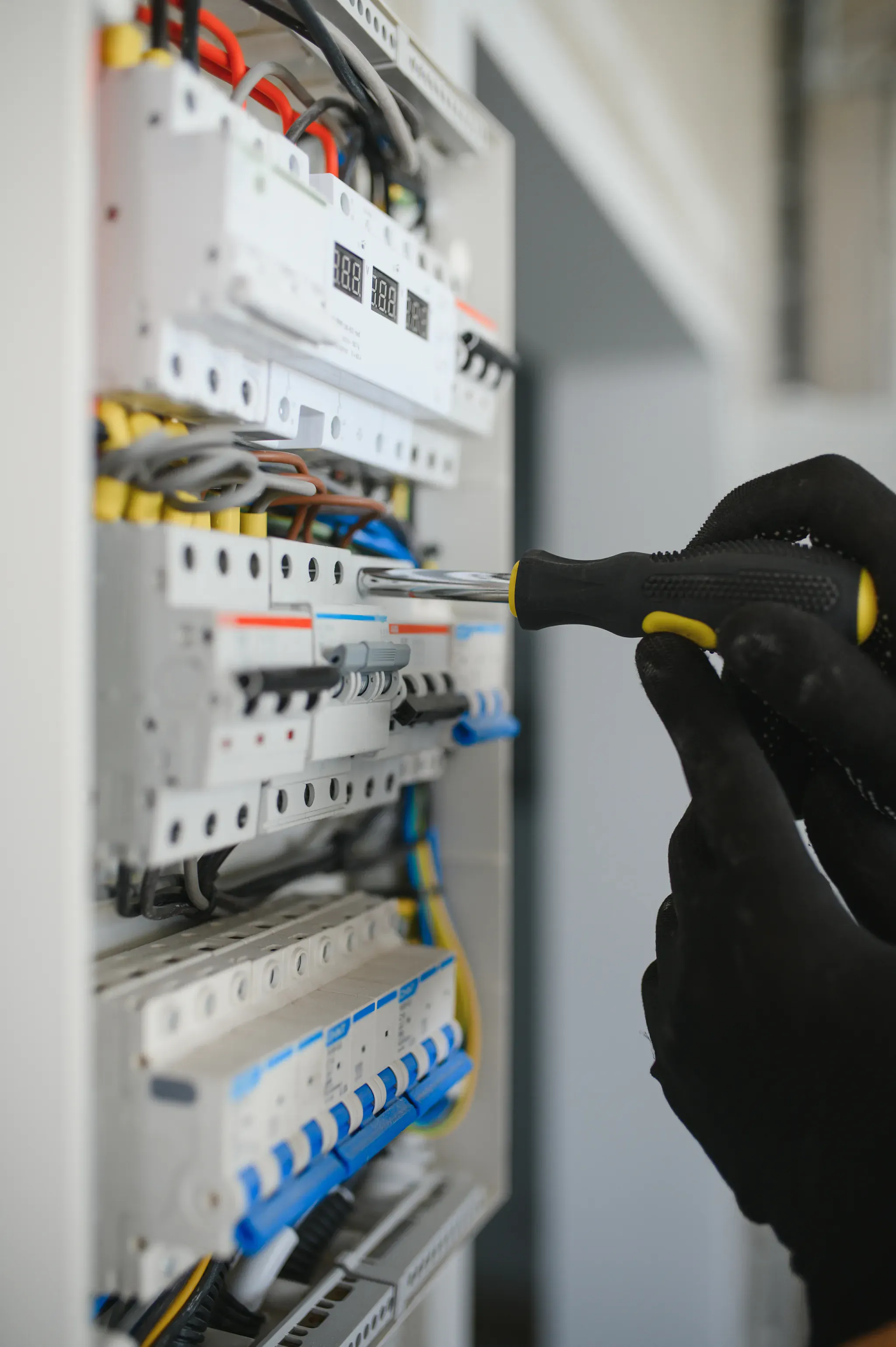 Électricien professionnel au travail