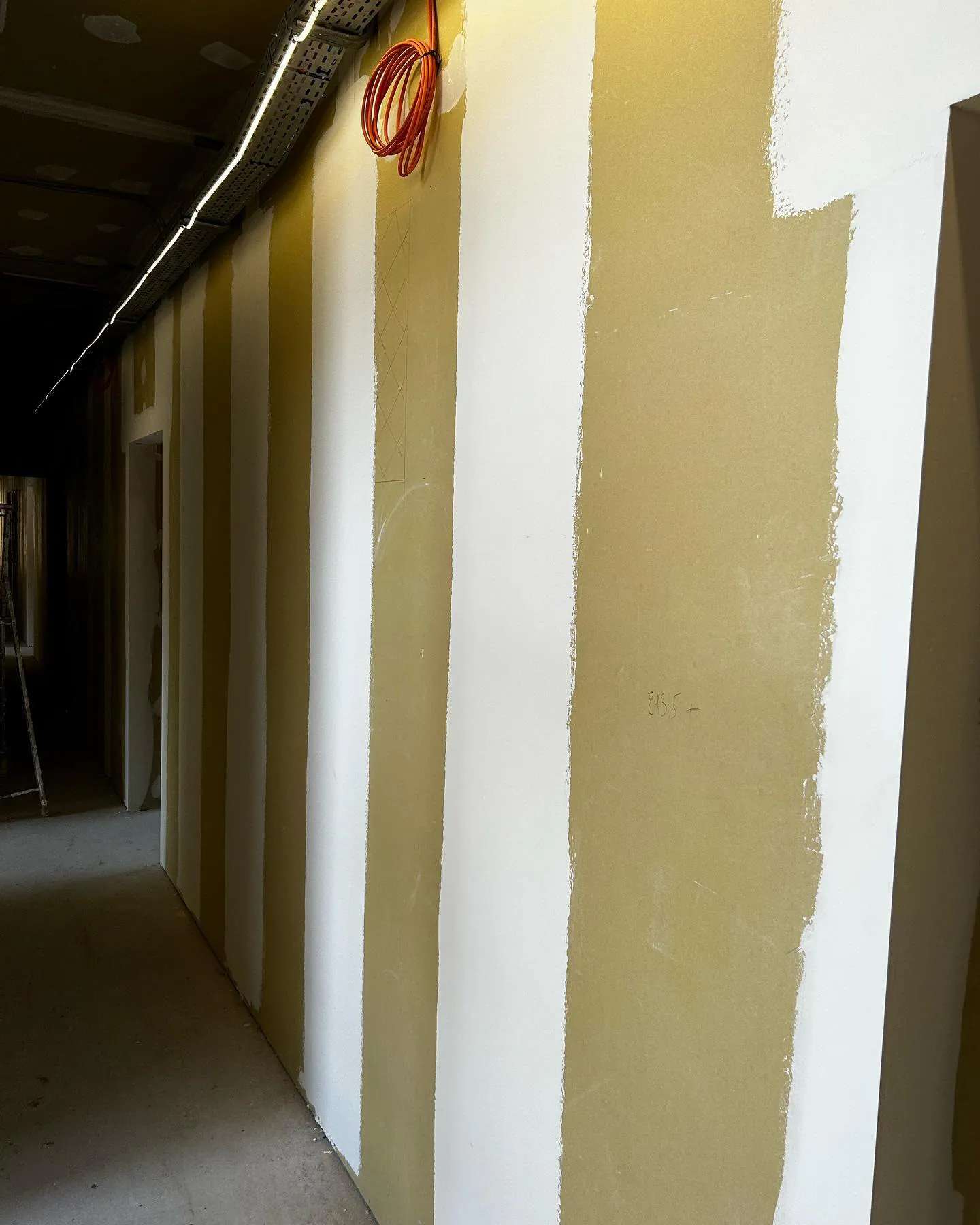 Couloir aux murs bandés, joints des plaques traités