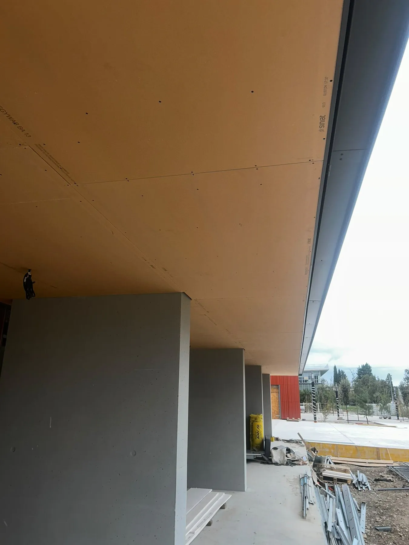 Sous-face en plaques au-dessus d'une galerie à piliers