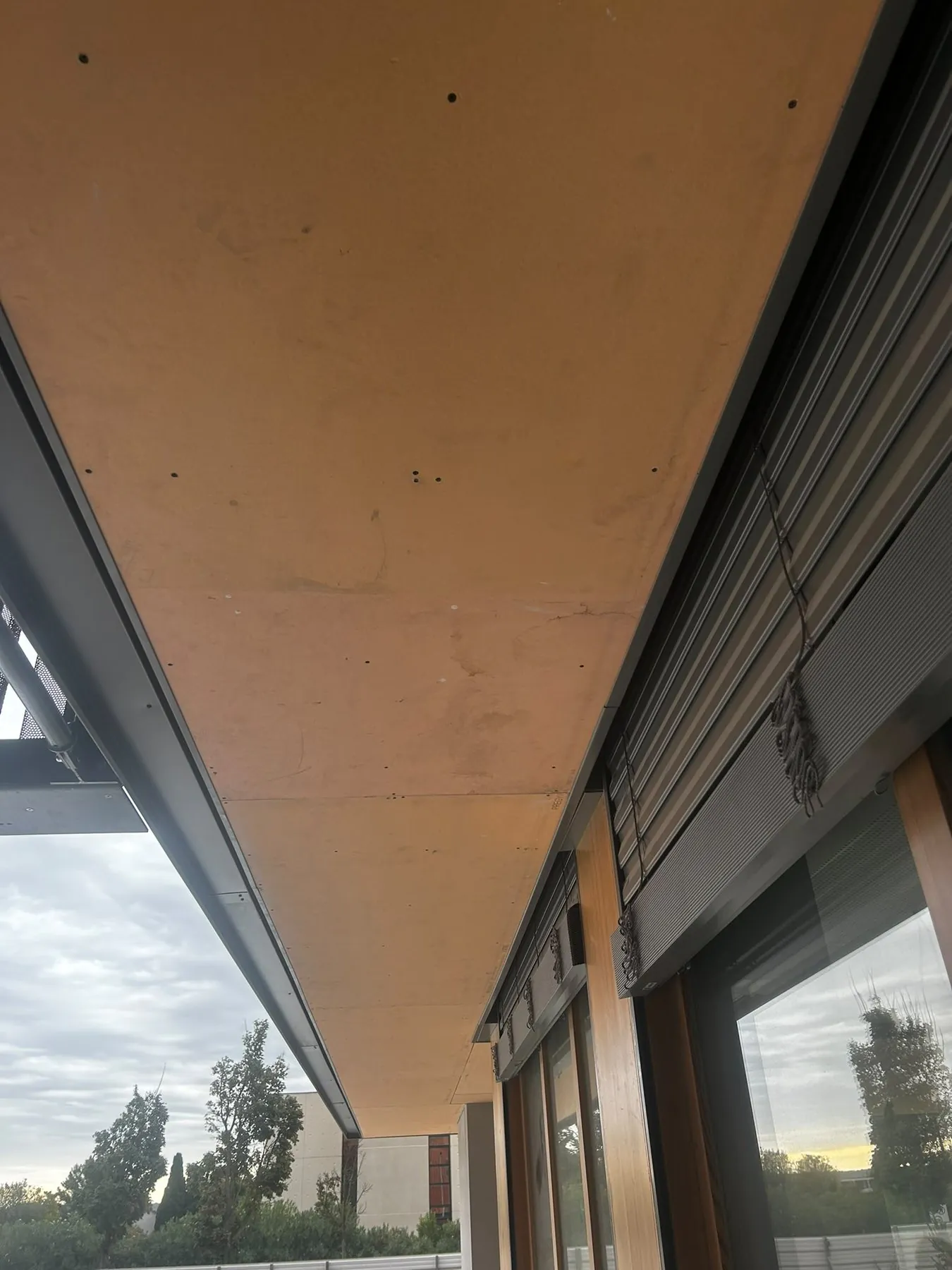 Sous-face en plaques le long d'une façade vitrée