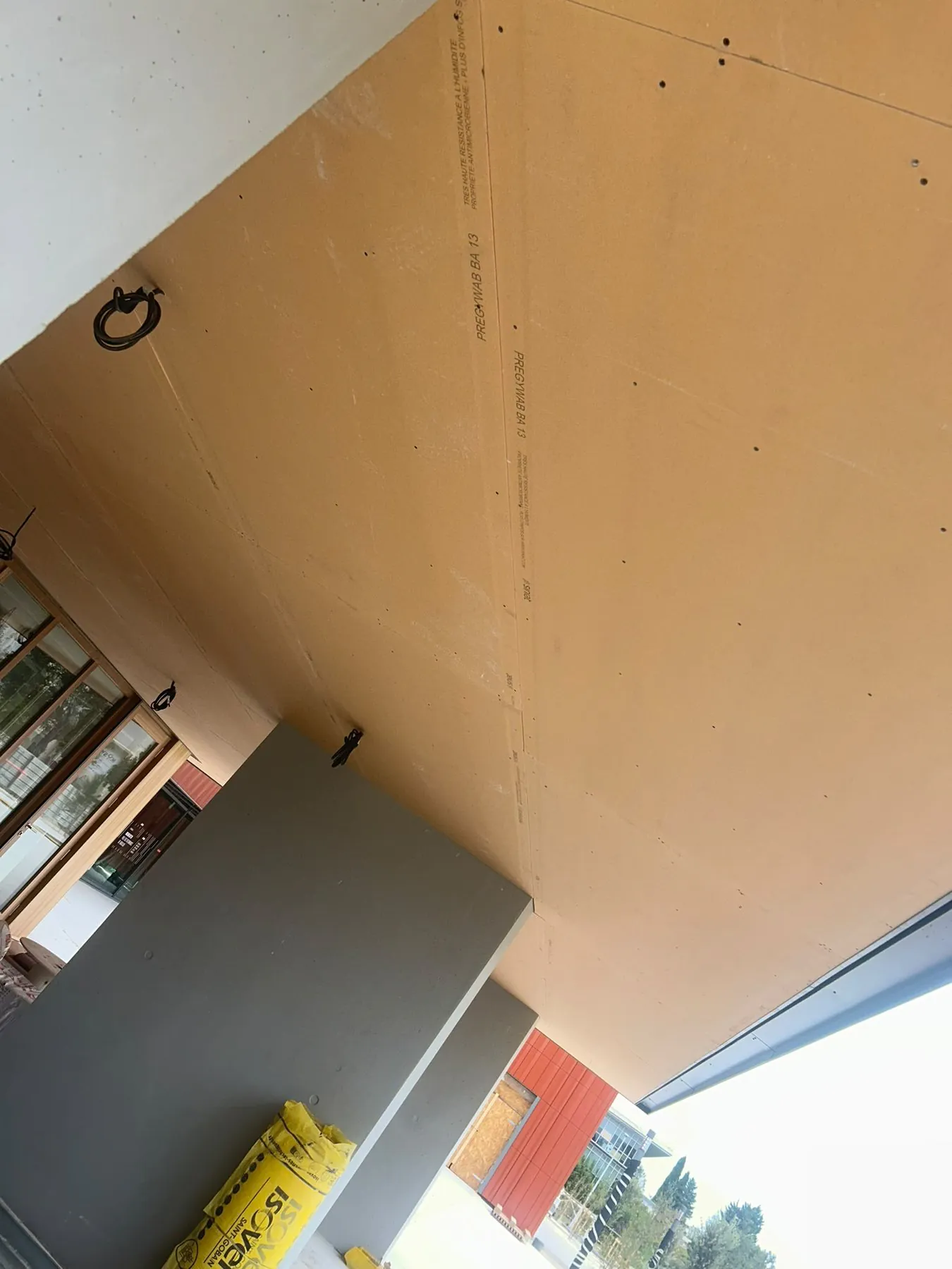 Sous-face extérieure habillée en plaques sous un débord de bâtiment