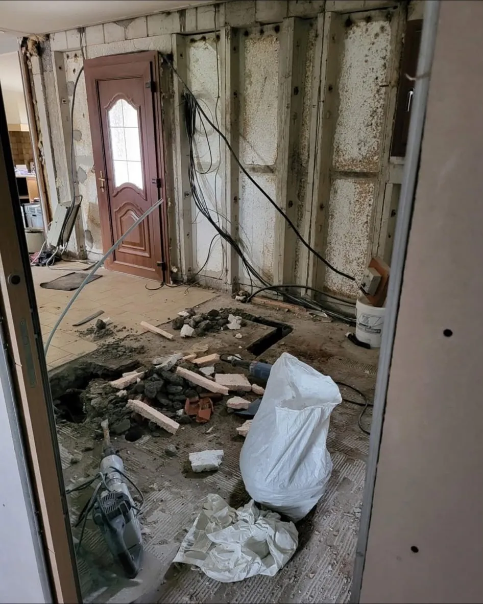 Salle de bain avant rénovation : chantier de démolition
