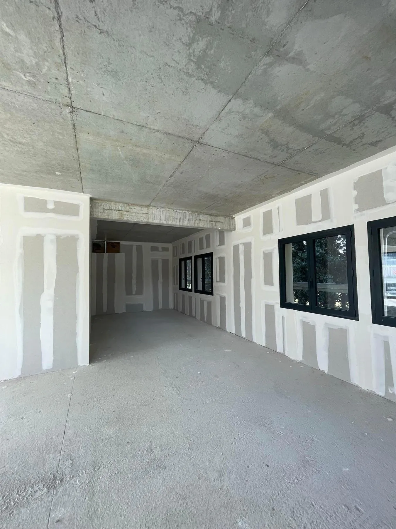 Doublage en plaques de plâtre en cours dans une grande pièce