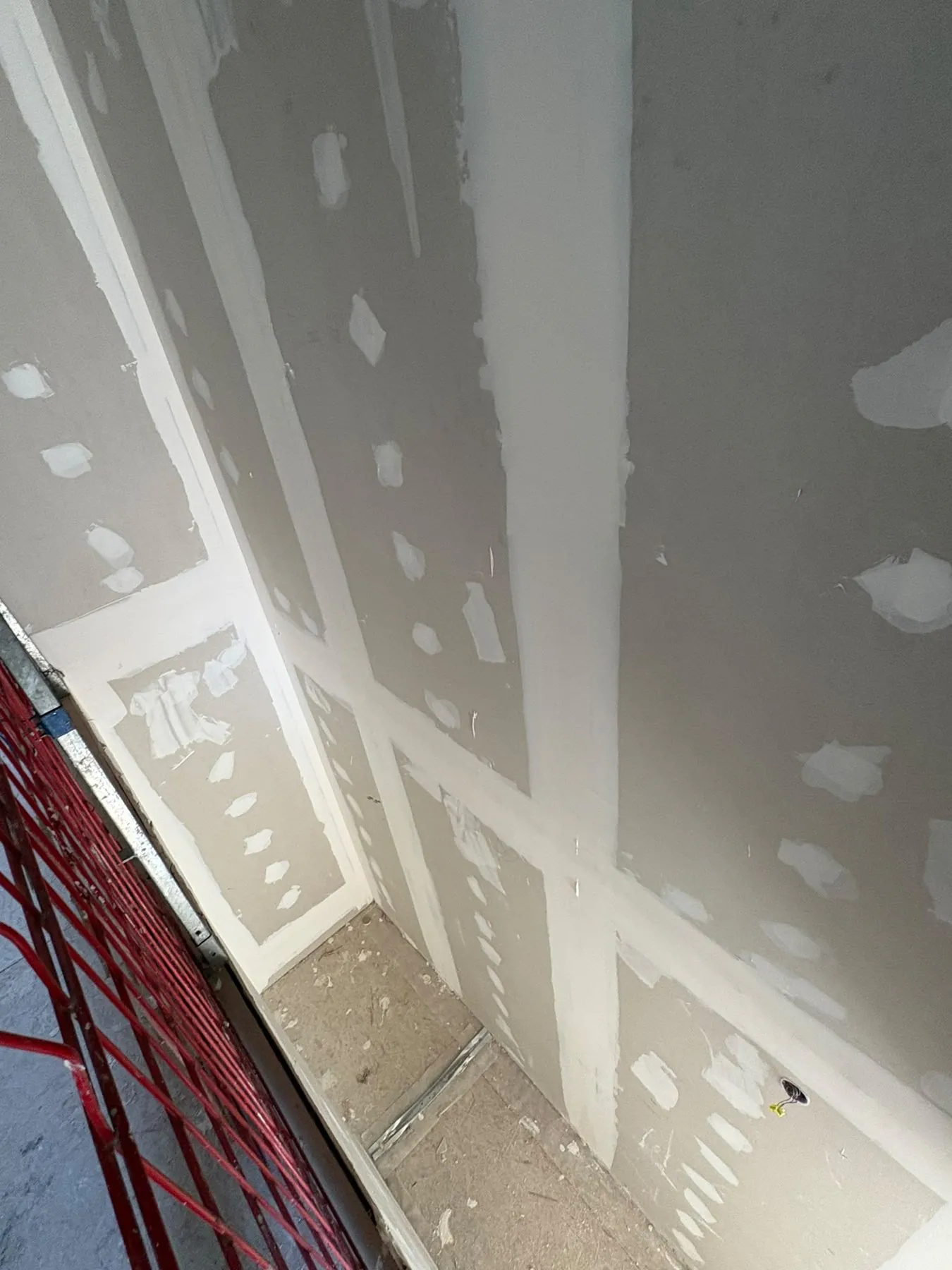 Angle mur et plafond en plaques de plâtre enduites