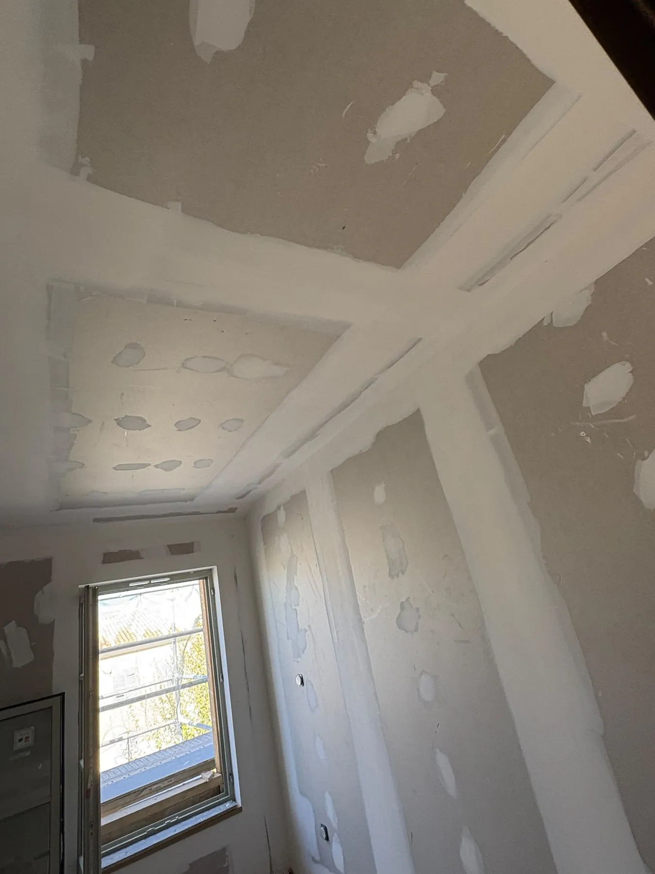 Pièce en plaques de plâtre, plafond et murs bandés