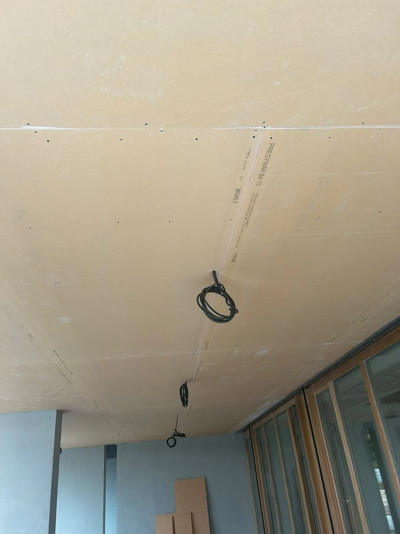 Plafond extérieur en plaques, attentes électriques en place