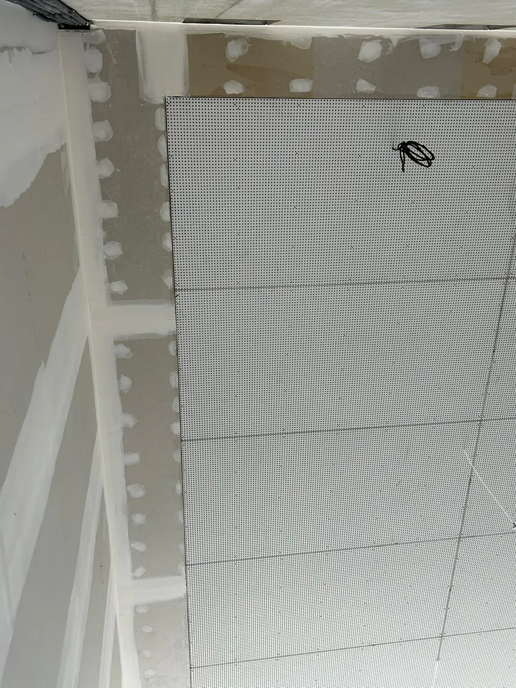 Plafond en plaques acoustiques perforées, détail des joints