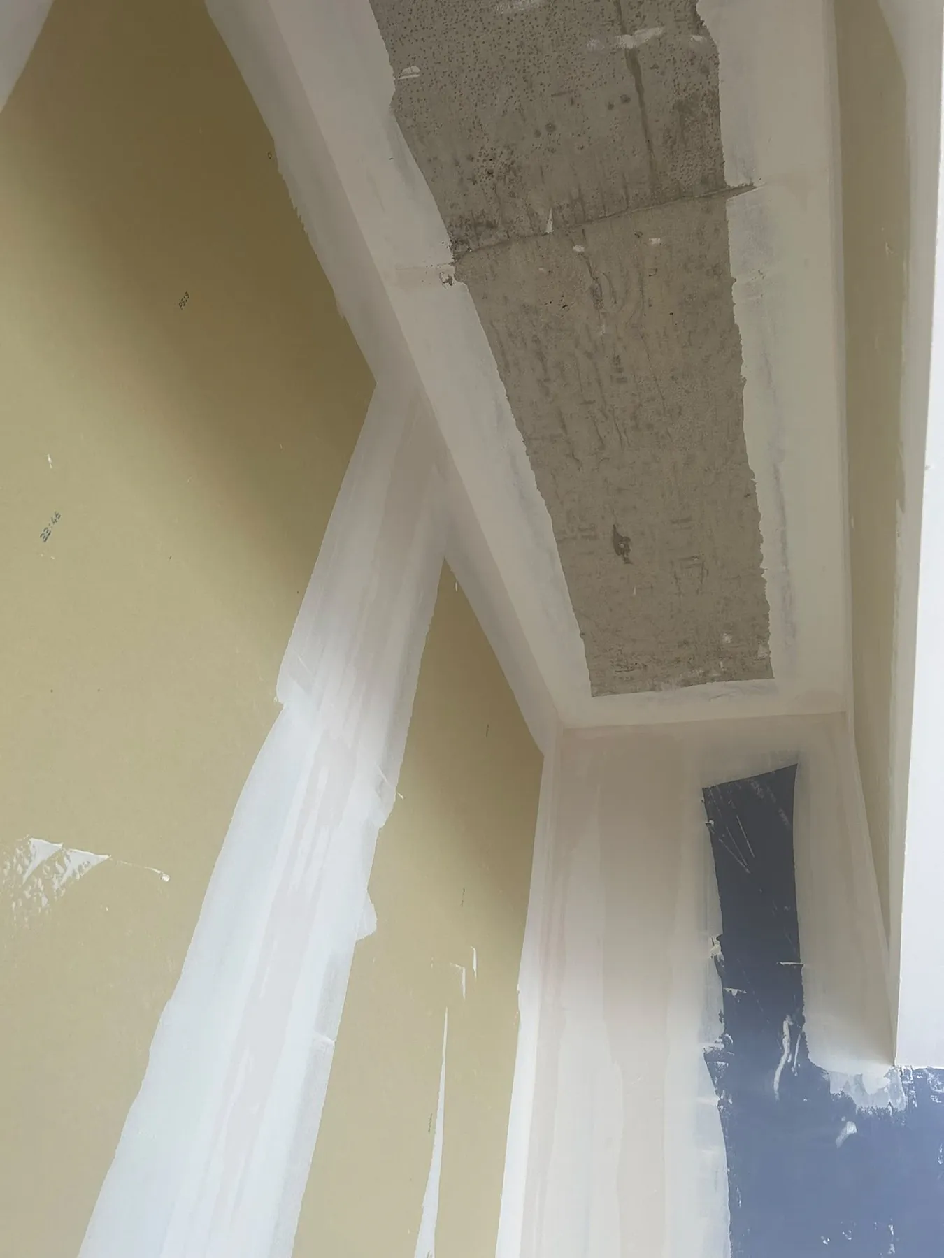 Angle de mur en plaques de plâtre, bandes et enduit sur les joints