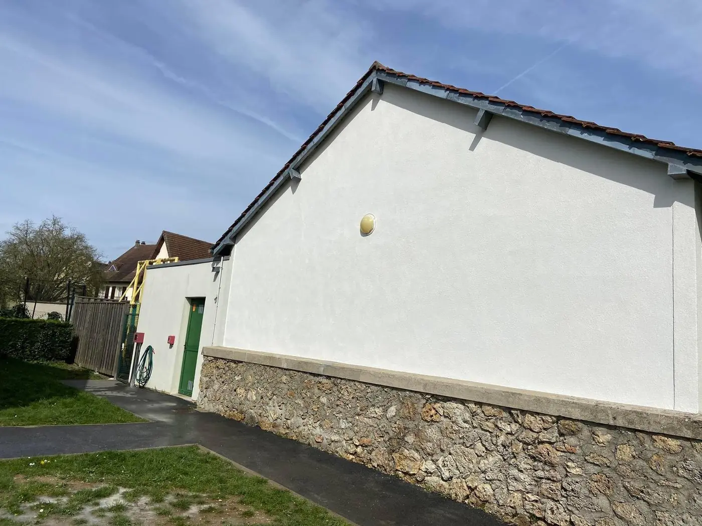 Pignon de maison avec son enduit de façade blanc terminé
