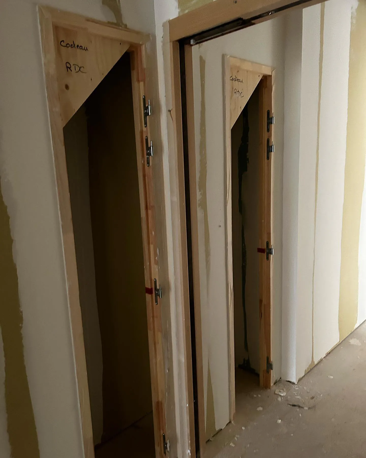 Plaques de plâtre posées et jointées autour de deux bâtis de portes