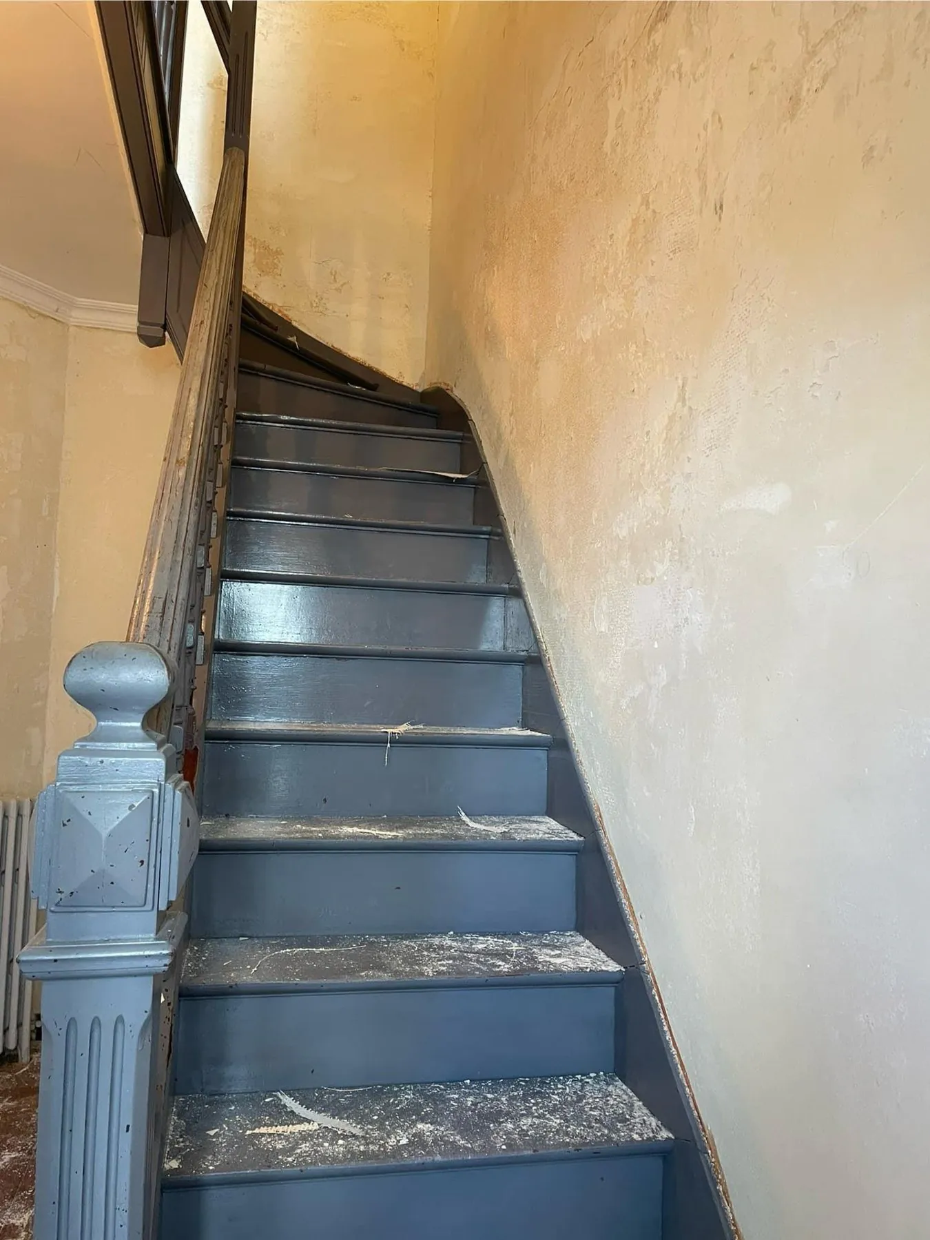 Avant : Cage d'escalier avant travaux, murs abîmés