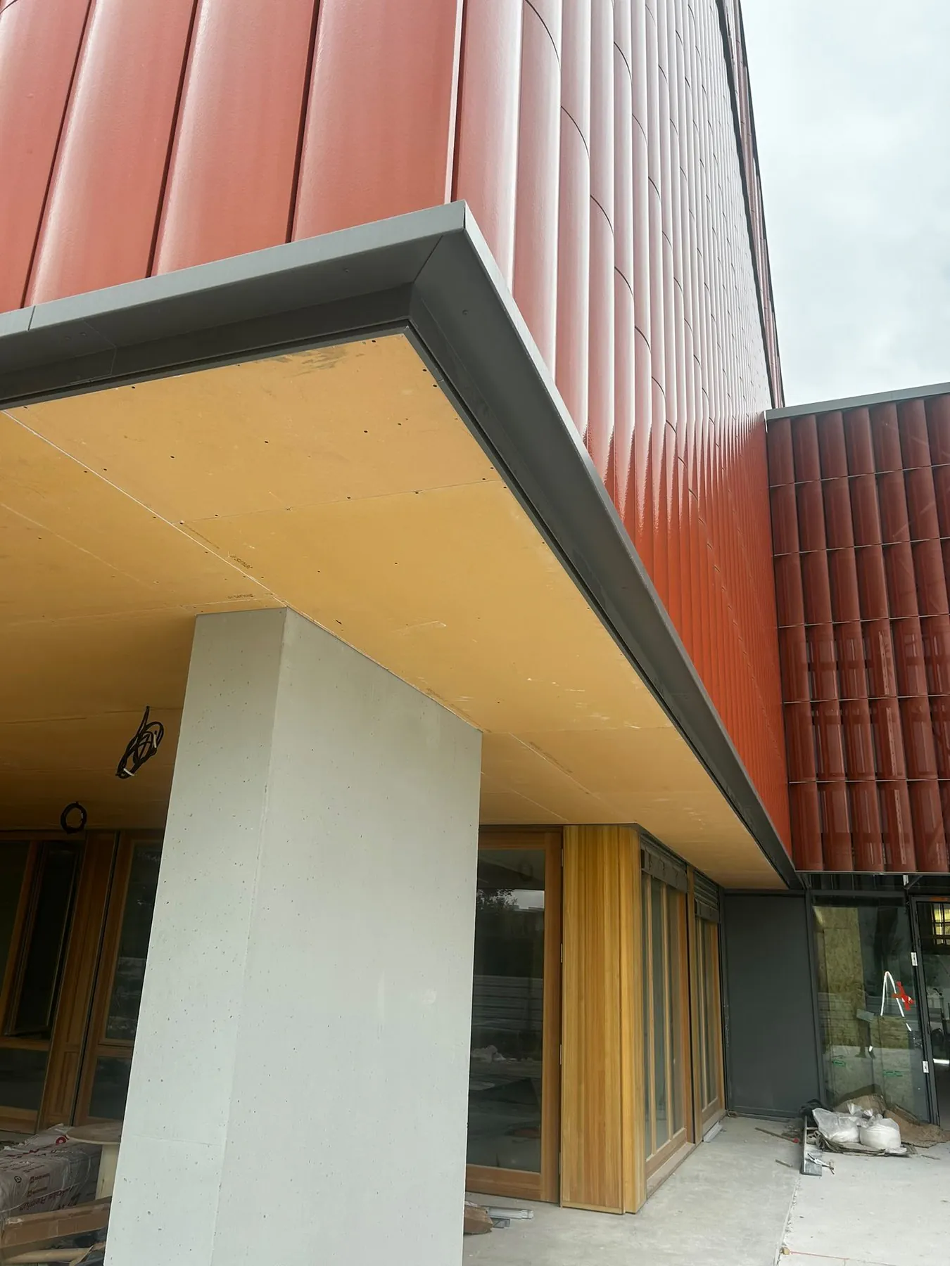 Bâtiment tertiaire : sous-face en plaques au-dessus d'une galerie