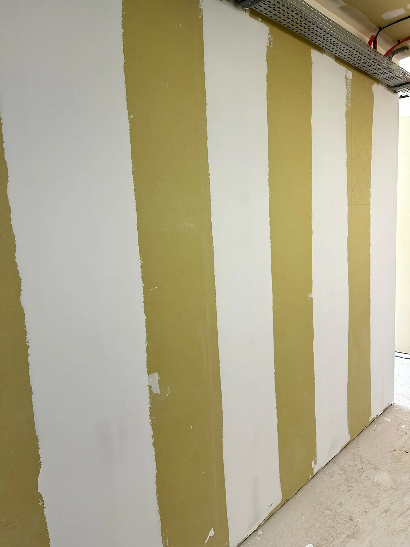 Mur en plaques de plâtre bandé, joints enduits