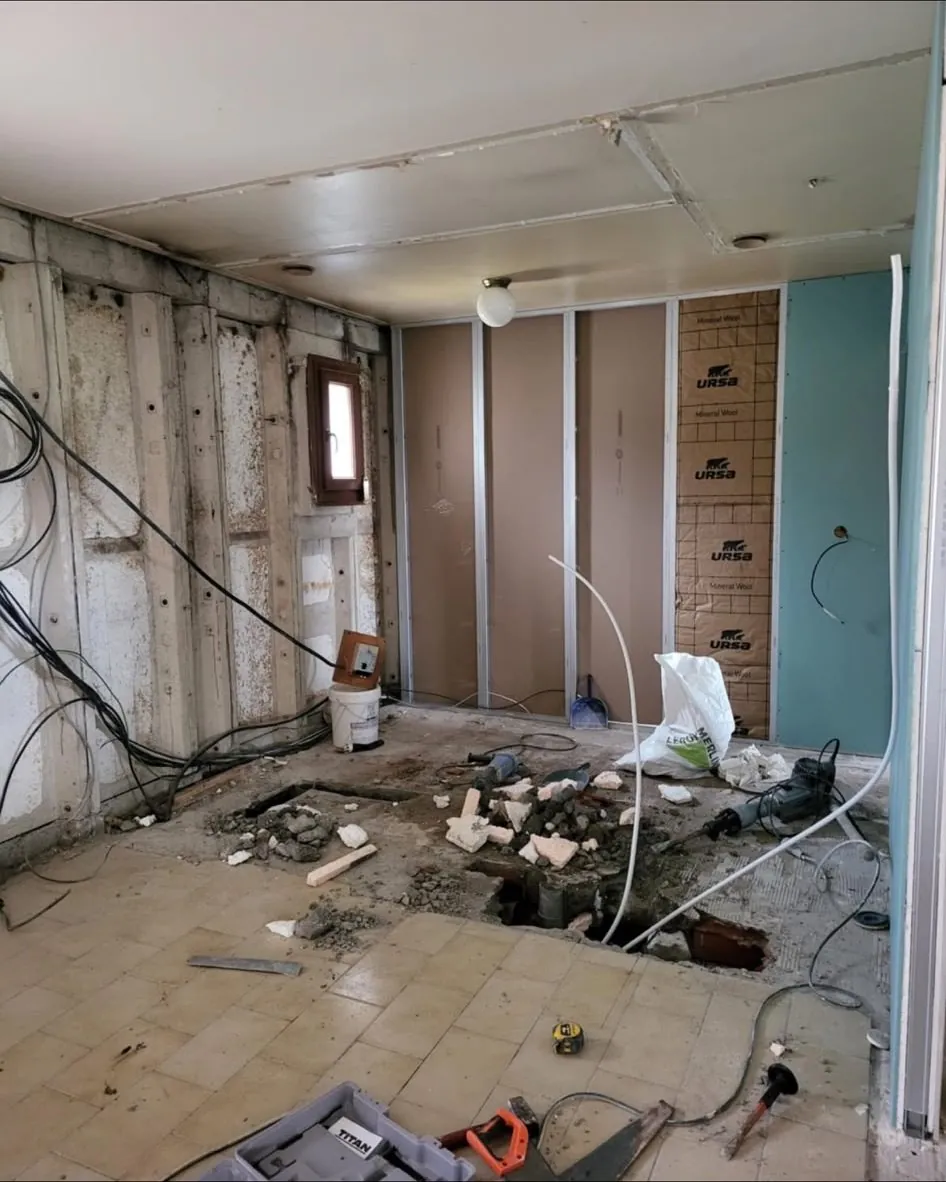 Avant : Salle de bain avant rénovation : pièce démolie, ossature en place