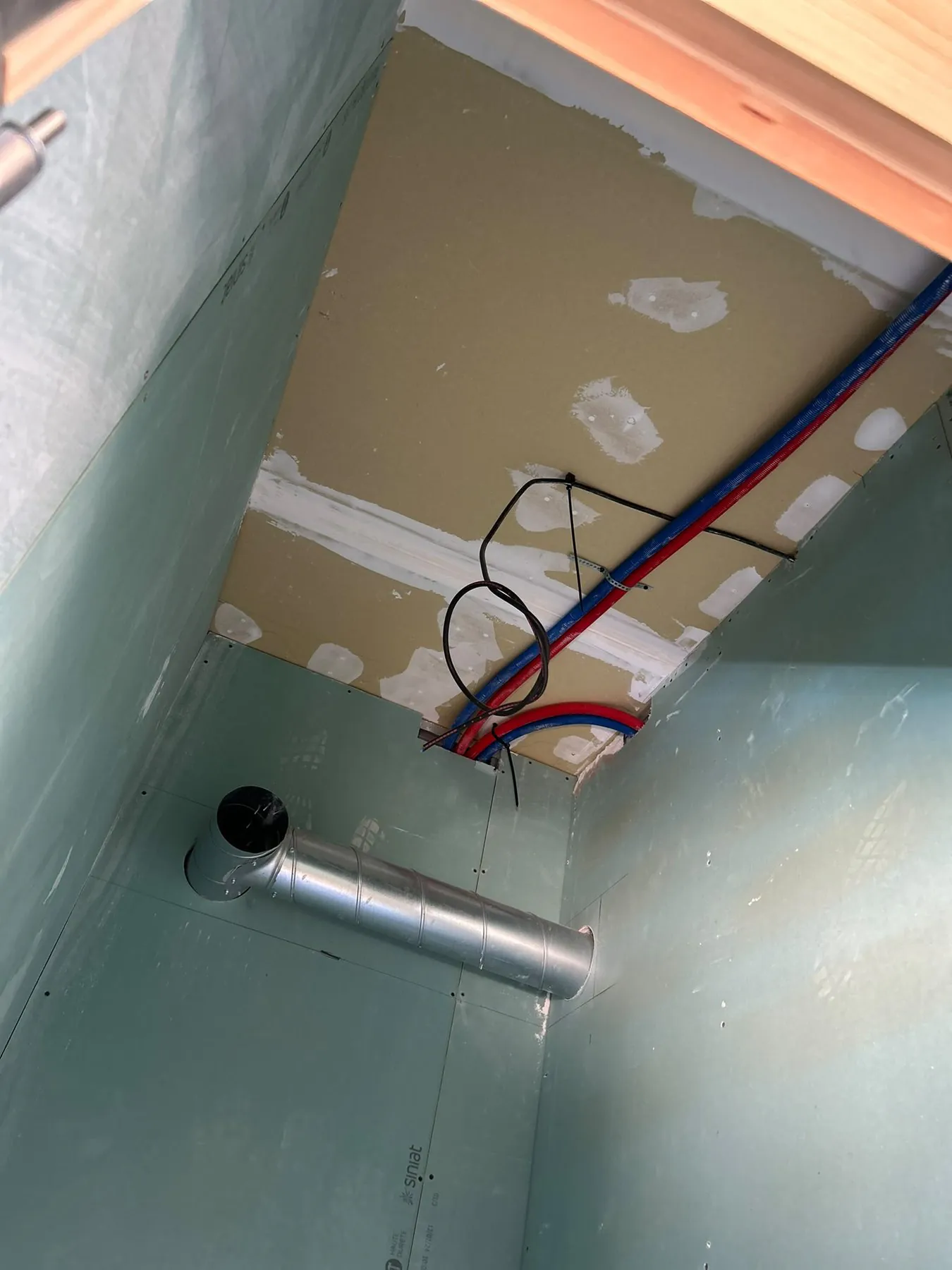 Plafond et murs en plaques hydrofuges, gaine de ventilation