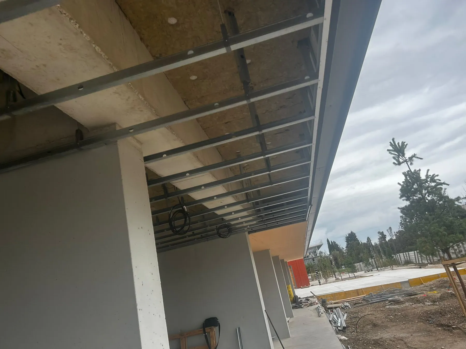 Rails métalliques posés sous un débord de toiture