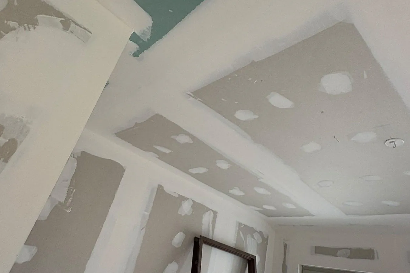 Pièce en plaques de plâtre bandées, plafond en plaque hydrofuge
