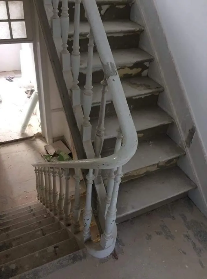 Avant : Escalier avant rénovation, peinture écaillée