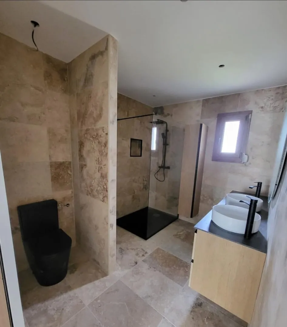 Salle de bain rénovée : douche à l'italienne, WC suspendu, carrelage pierre
