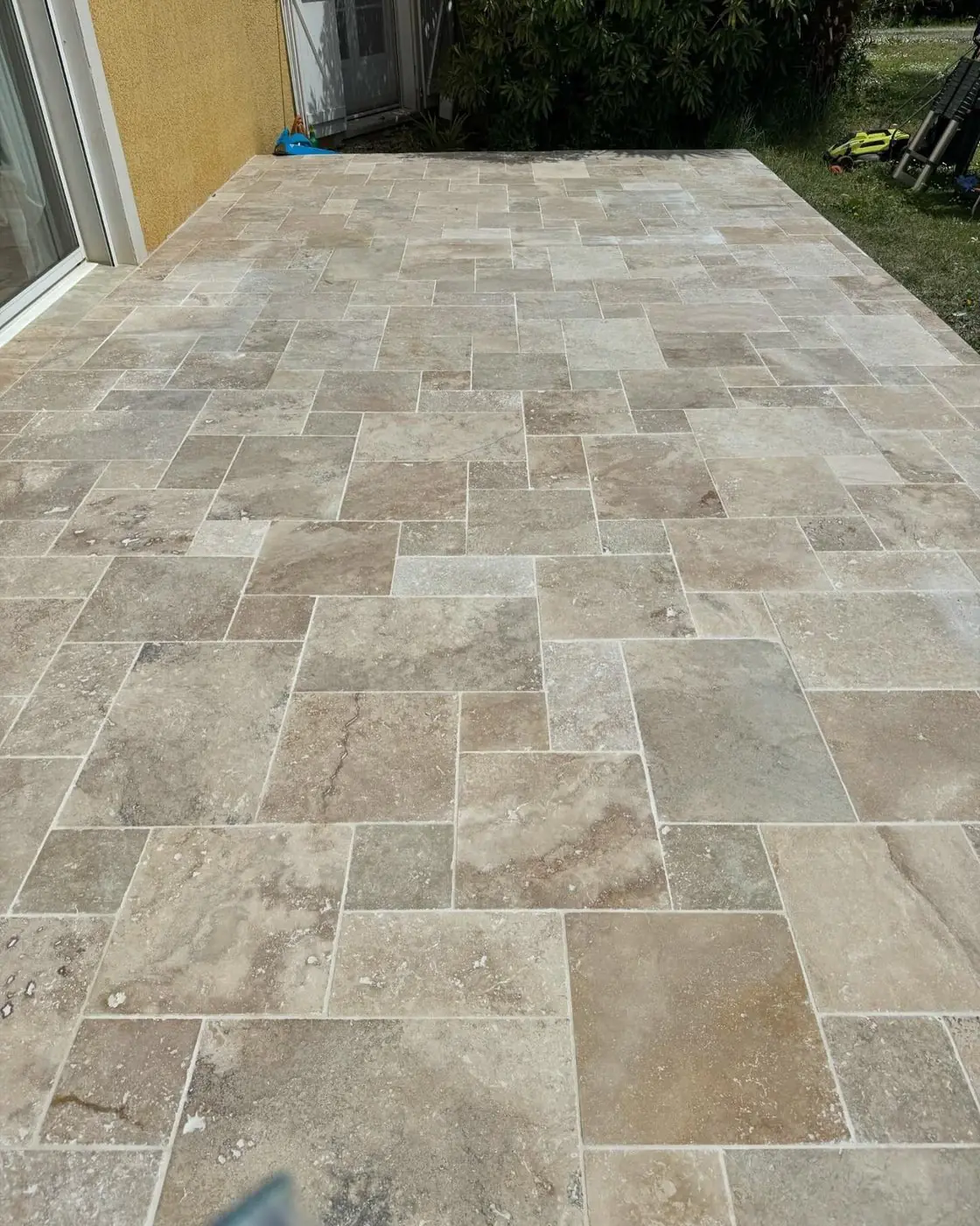 Terrasse terminée en dalles de travertin