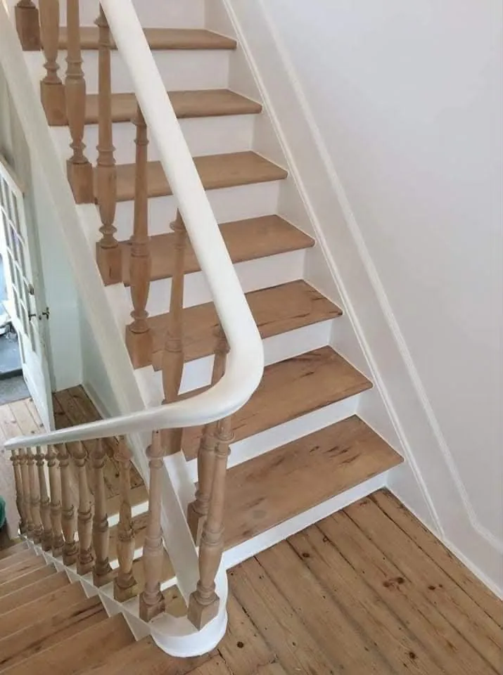 Après : Escalier rénové : contremarches blanches et marches bois