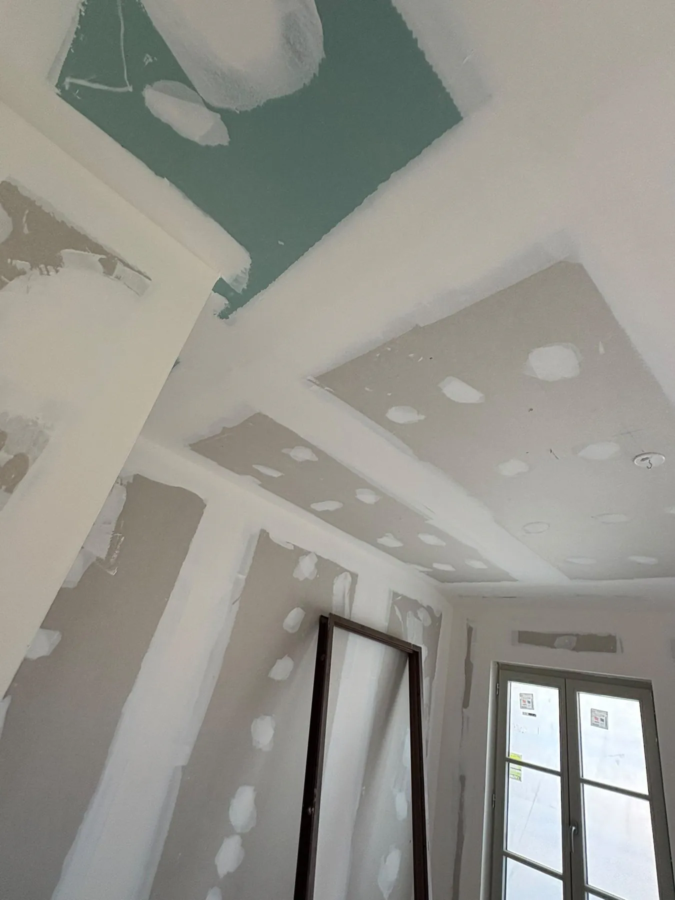 Pièce en plaques de plâtre bandées, plafond en plaque hydrofuge
