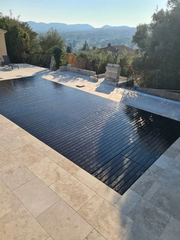 Piscine à débordement en béton armé sur mesure en Provence