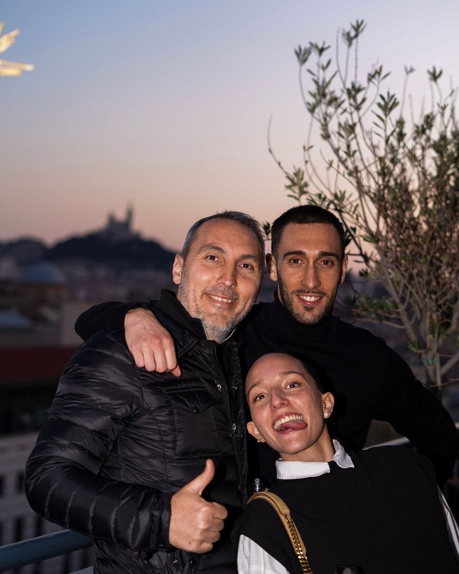 Trois membres de l'équipe Digiflow sur un rooftop, Notre-Dame de la Garde en fond