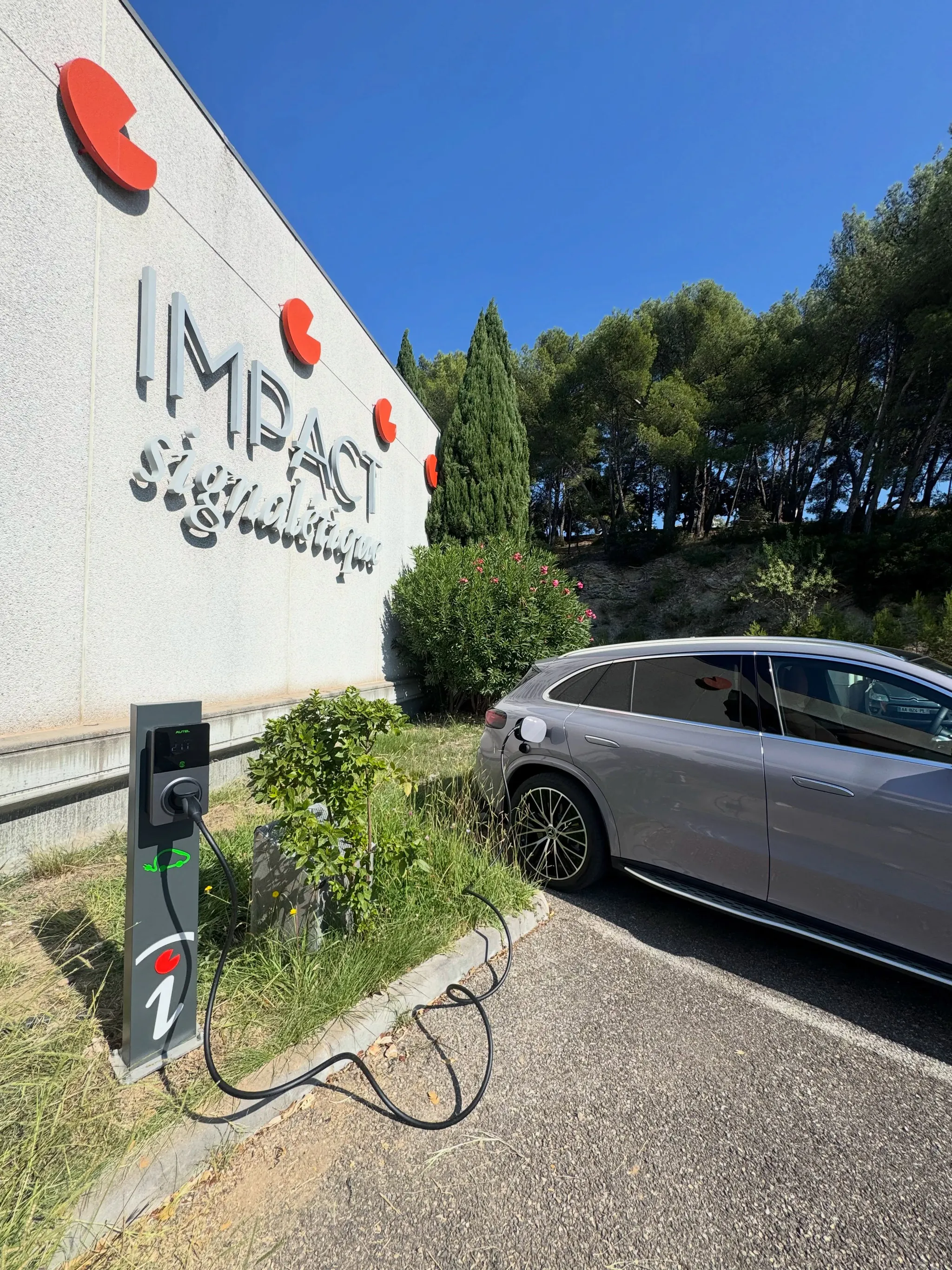 Véhicule en charge sur une borne 22 kW, à Marseille