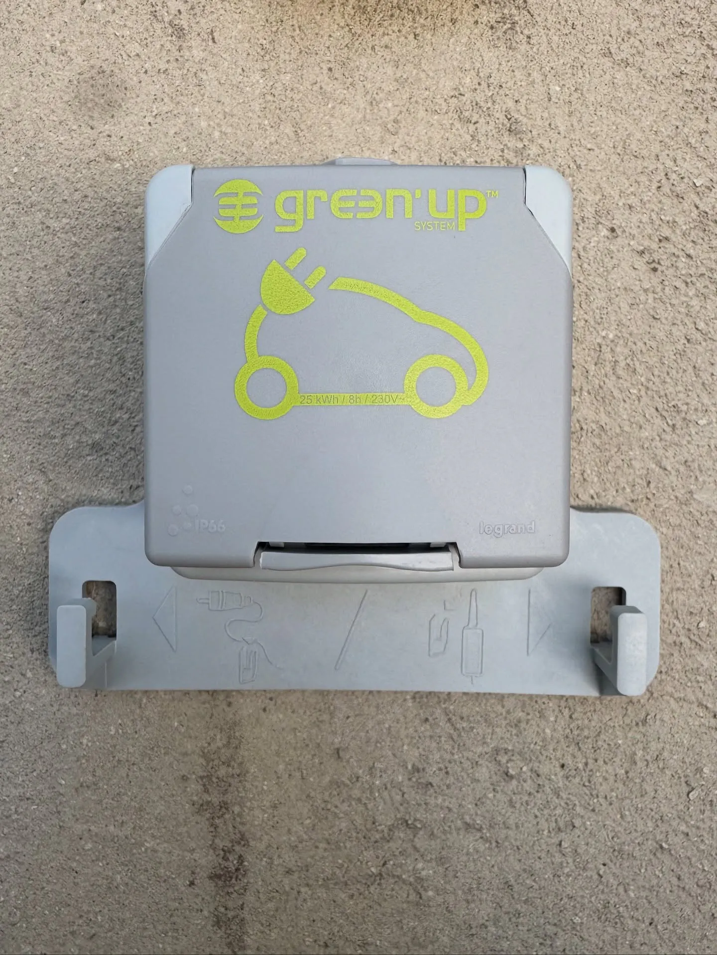 Prise Green'Up murale pour la recharge d'un véhicule électrique
